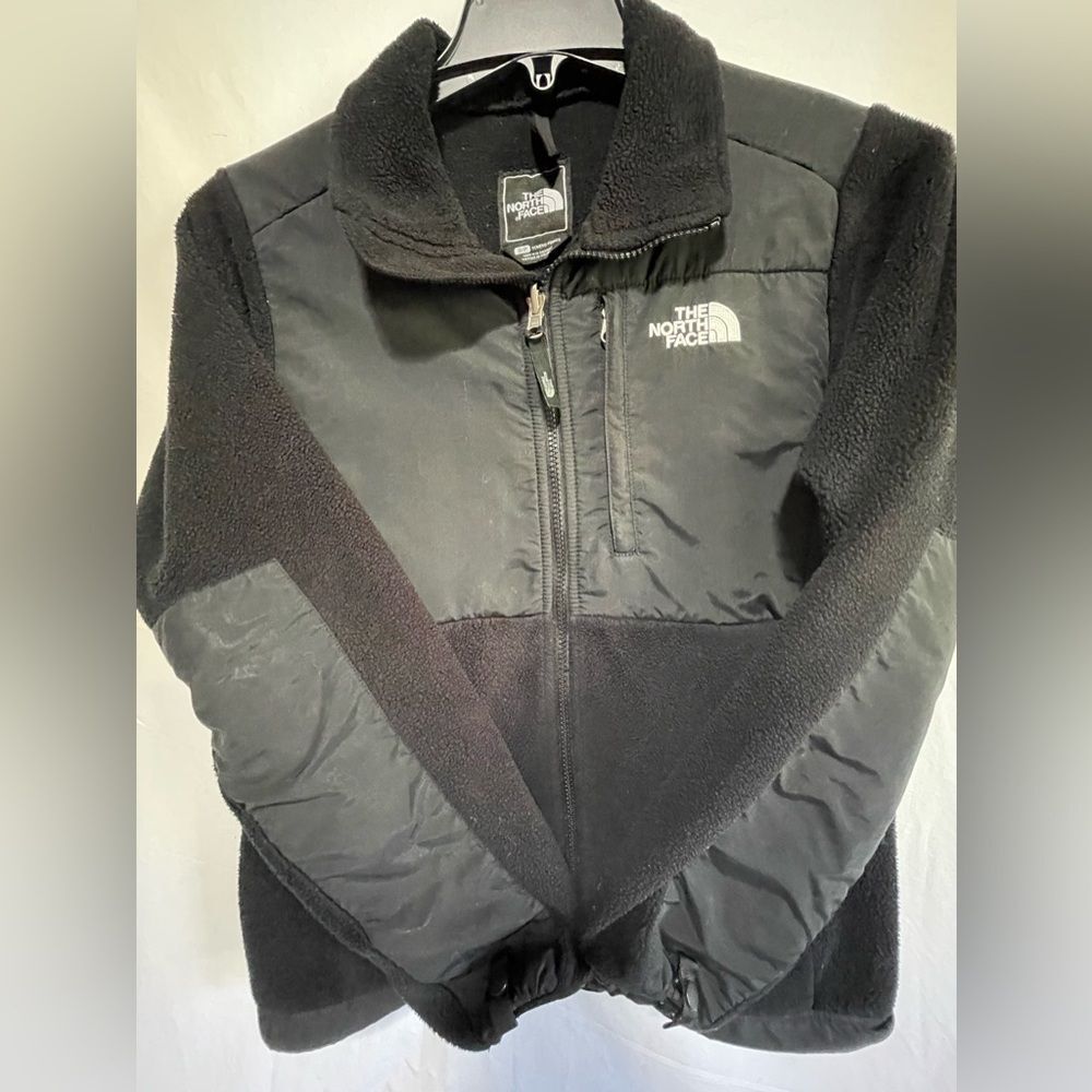 The North Face women’s polar fleece jacket. Black and gray, size S